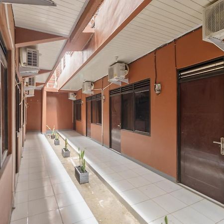 Отель Reddoorz Syariah Near Siloam Hospitals Bulak Kapal Бекаси Экстерьер фото