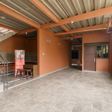 Отель Reddoorz Syariah Near Siloam Hospitals Bulak Kapal Бекаси Экстерьер фото
