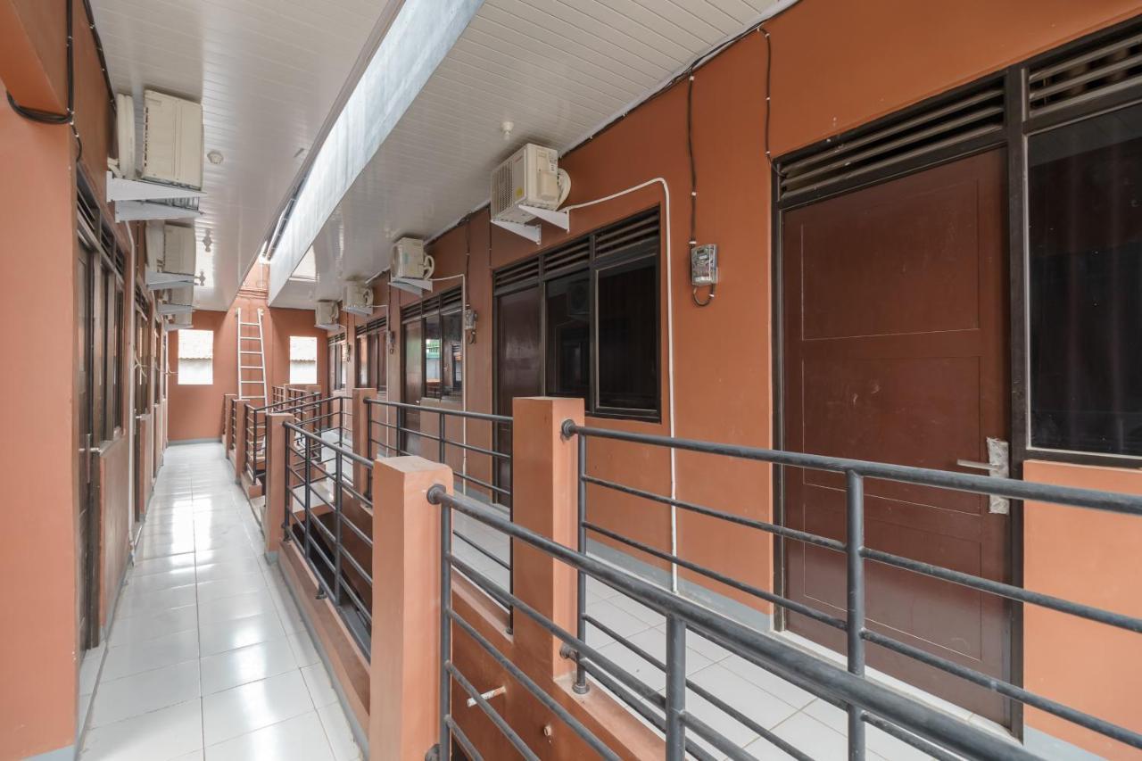 Отель Reddoorz Syariah Near Siloam Hospitals Bulak Kapal Бекаси Экстерьер фото