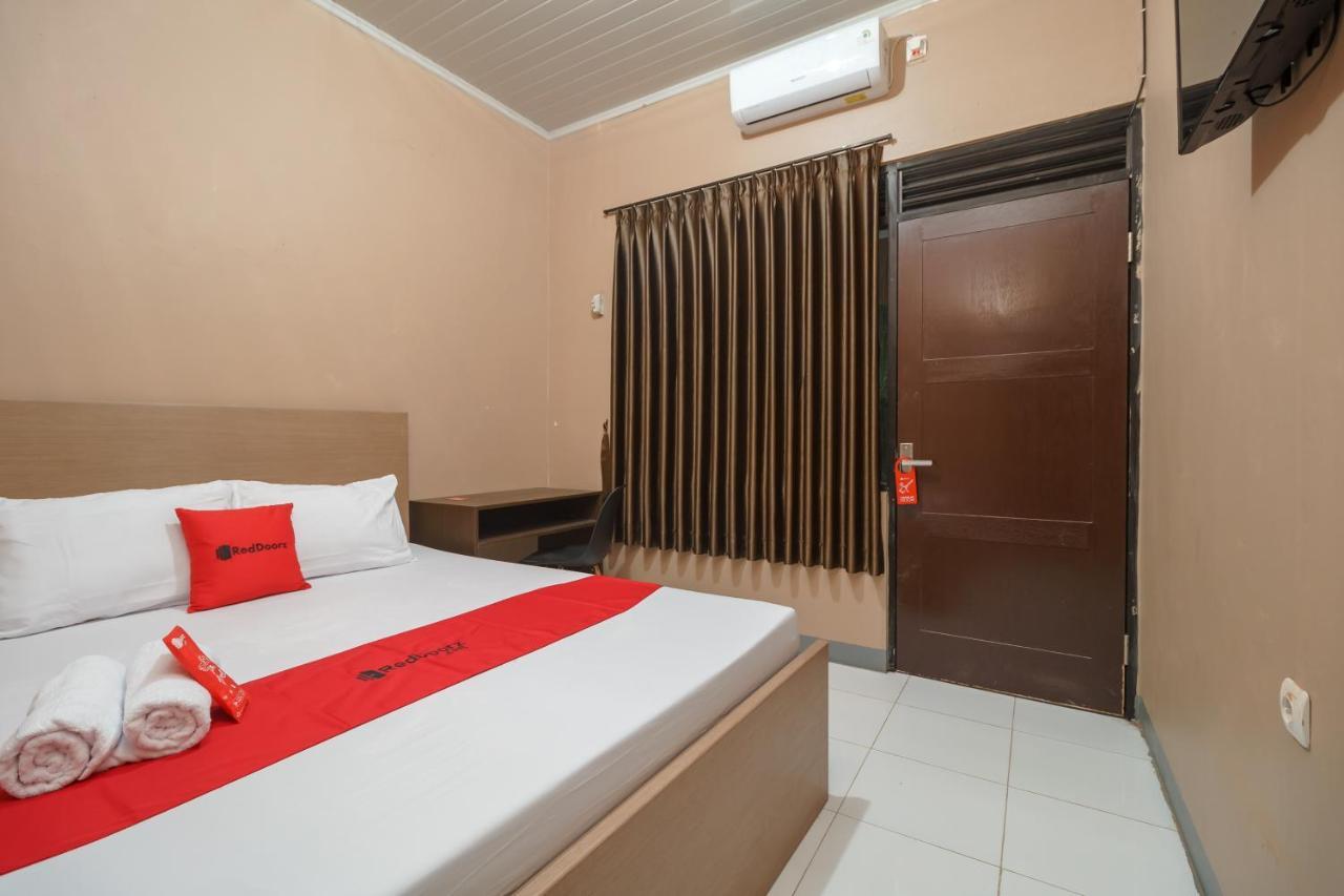Отель Reddoorz Syariah Near Siloam Hospitals Bulak Kapal Бекаси Экстерьер фото