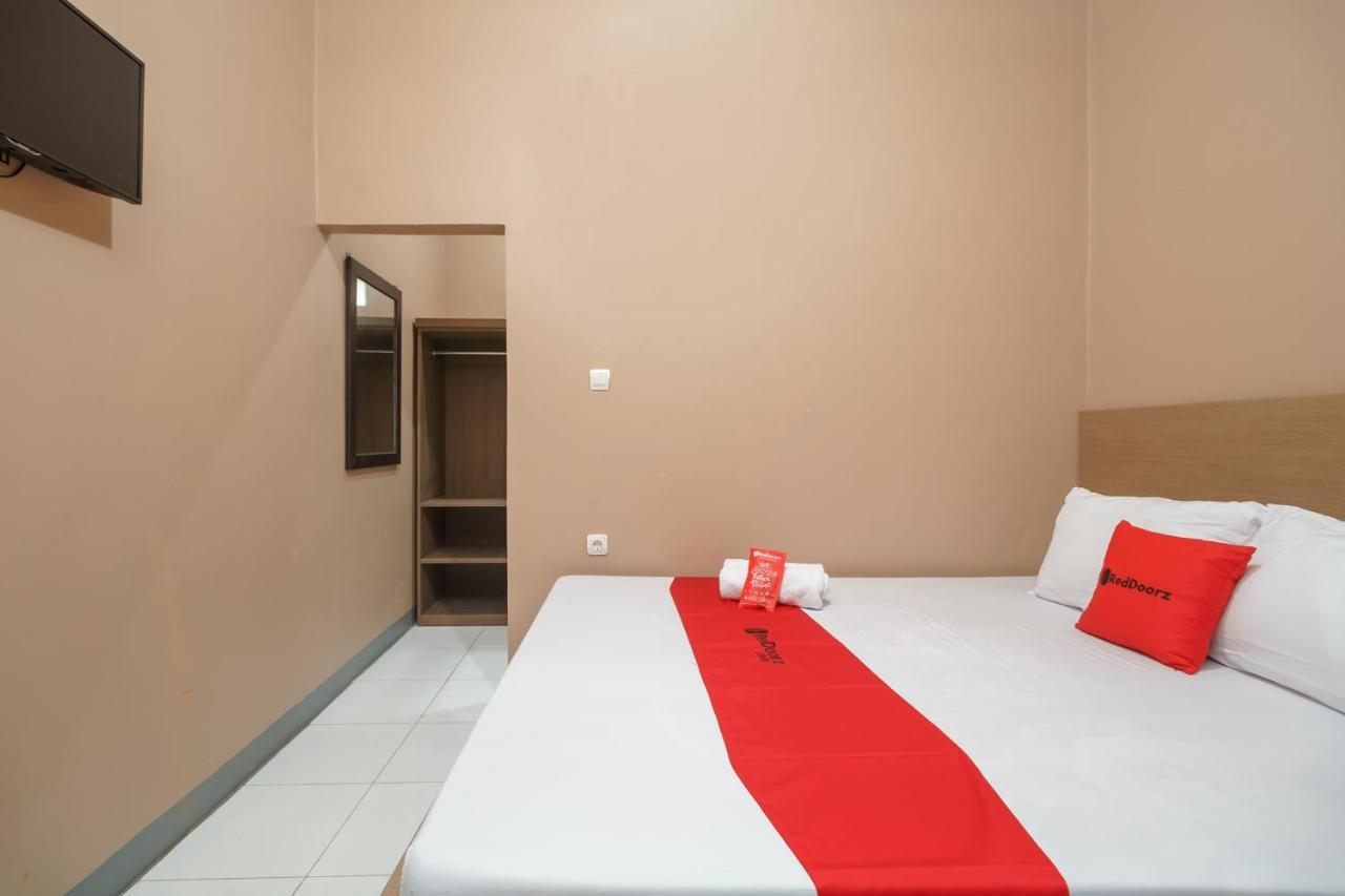Отель Reddoorz Syariah Near Siloam Hospitals Bulak Kapal Бекаси Экстерьер фото