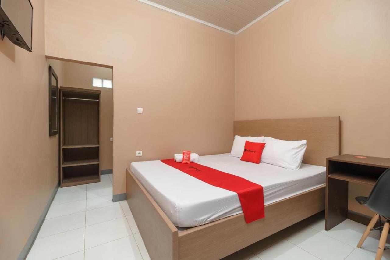 Отель Reddoorz Syariah Near Siloam Hospitals Bulak Kapal Бекаси Экстерьер фото