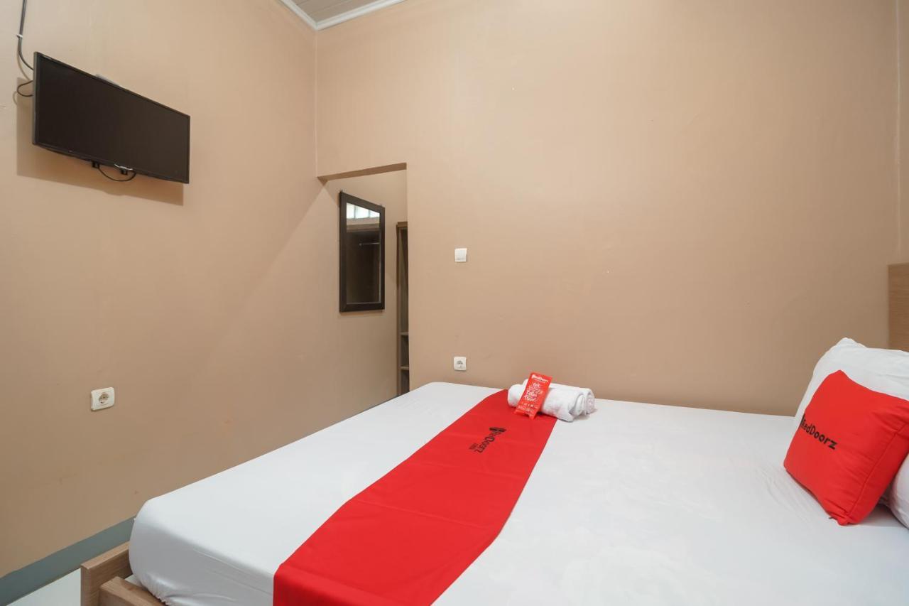 Отель Reddoorz Syariah Near Siloam Hospitals Bulak Kapal Бекаси Экстерьер фото