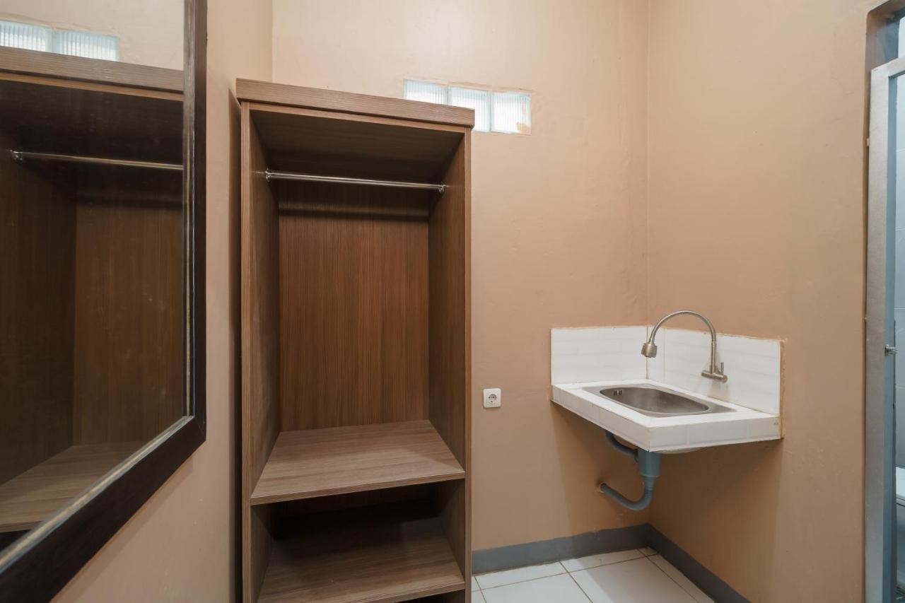 Отель Reddoorz Syariah Near Siloam Hospitals Bulak Kapal Бекаси Экстерьер фото