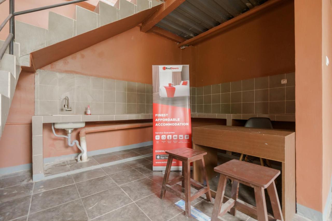 Отель Reddoorz Syariah Near Siloam Hospitals Bulak Kapal Бекаси Экстерьер фото