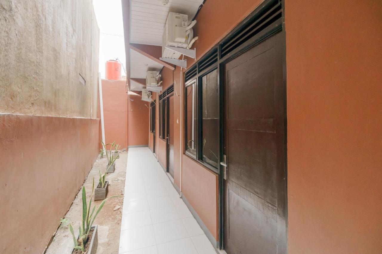 Отель Reddoorz Syariah Near Siloam Hospitals Bulak Kapal Бекаси Экстерьер фото